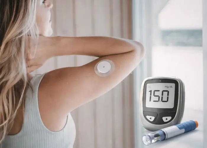 persona con diabete tipo 1 e sensore di monitoraggio della glicemia in continuo applicato sul braccio