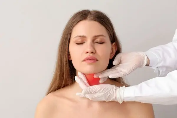 Visita endocrinologica con palpazione della tiroide per la valutazione di un nodulo.