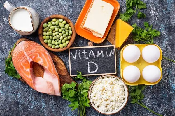 Alimenti ricchi di vitamina D, tra cui salmone, uova, latticini e legumi per prevenire ipovitaminosi D